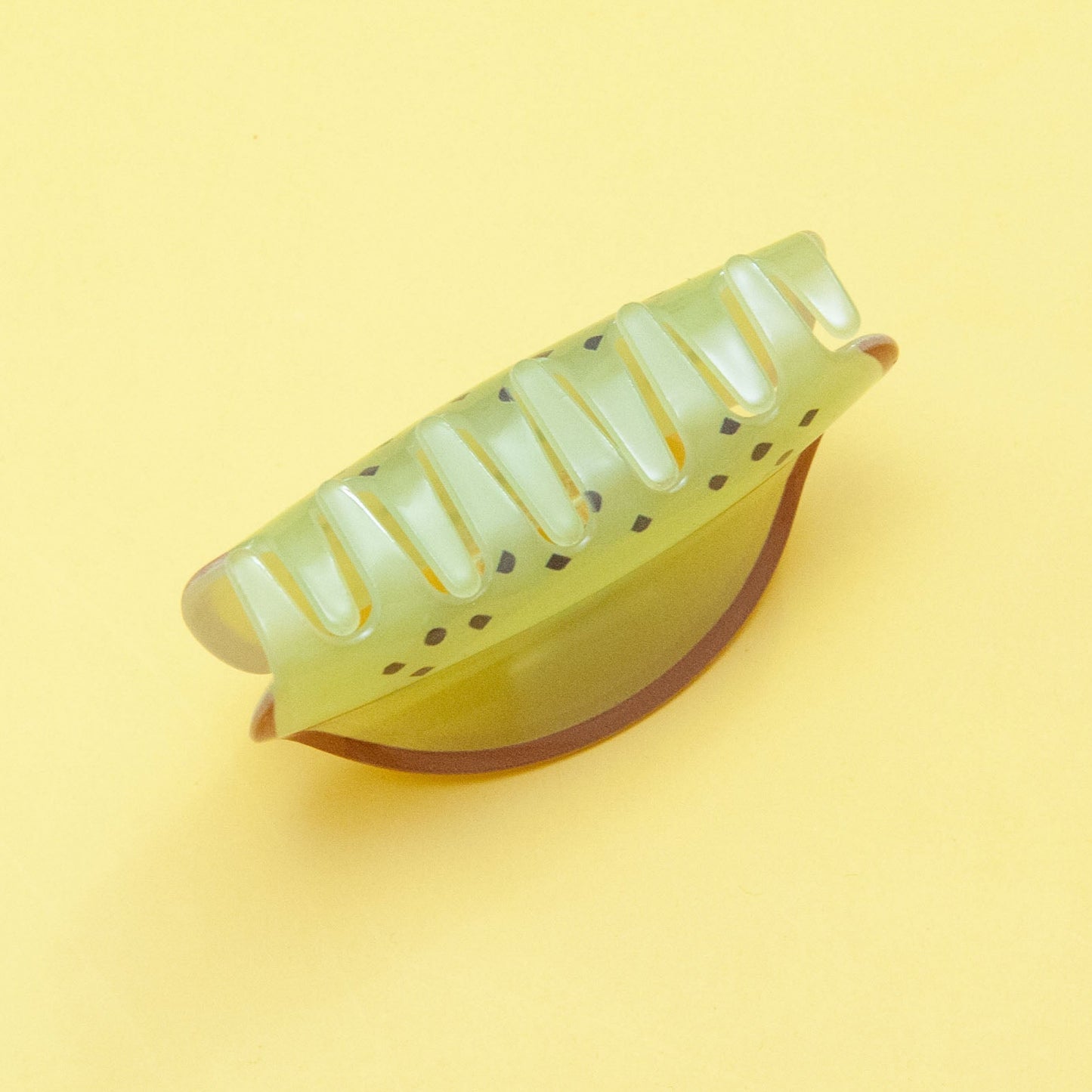 teeth detail of kiwi hair clip