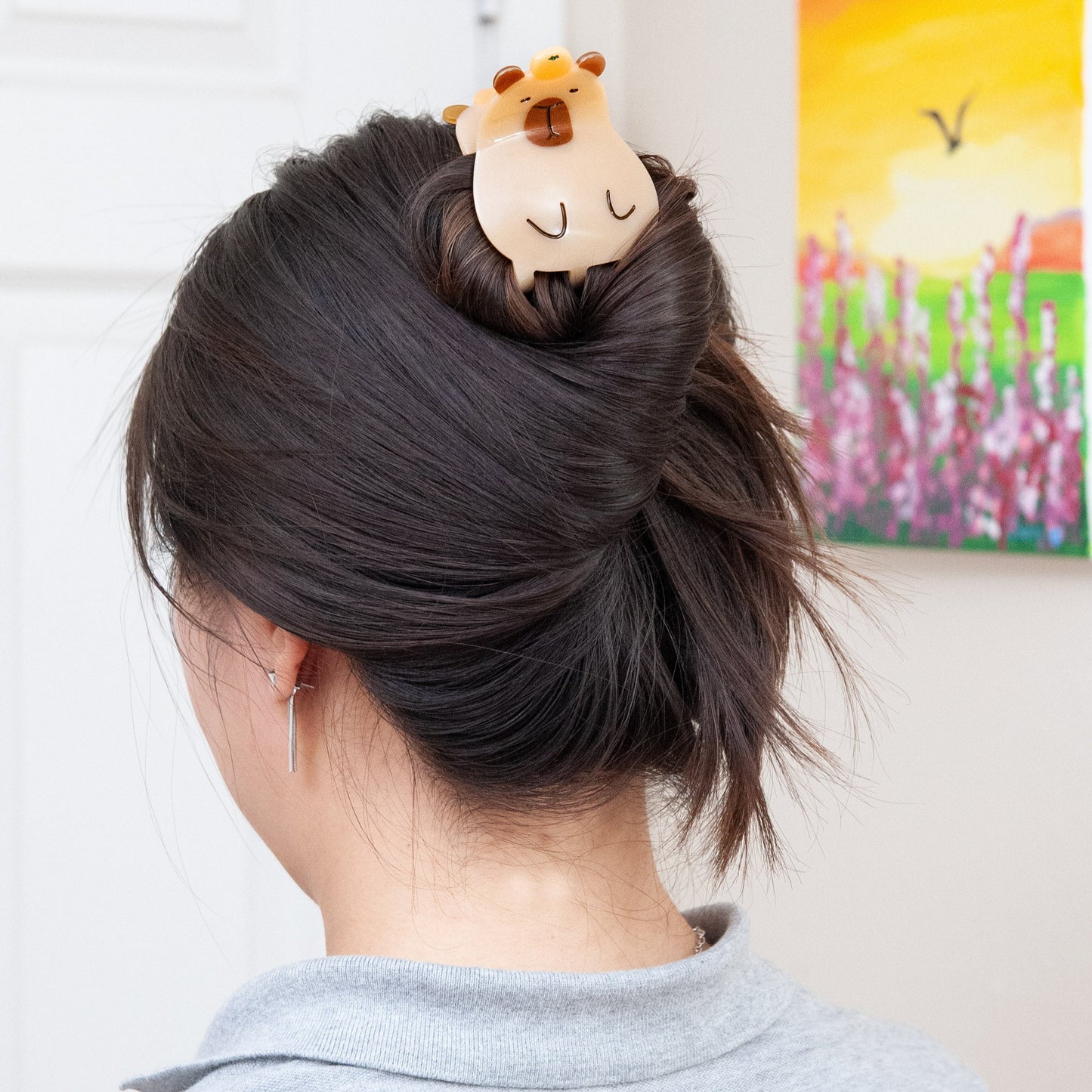a woman wearing capybara hair clip for full up hairstyle