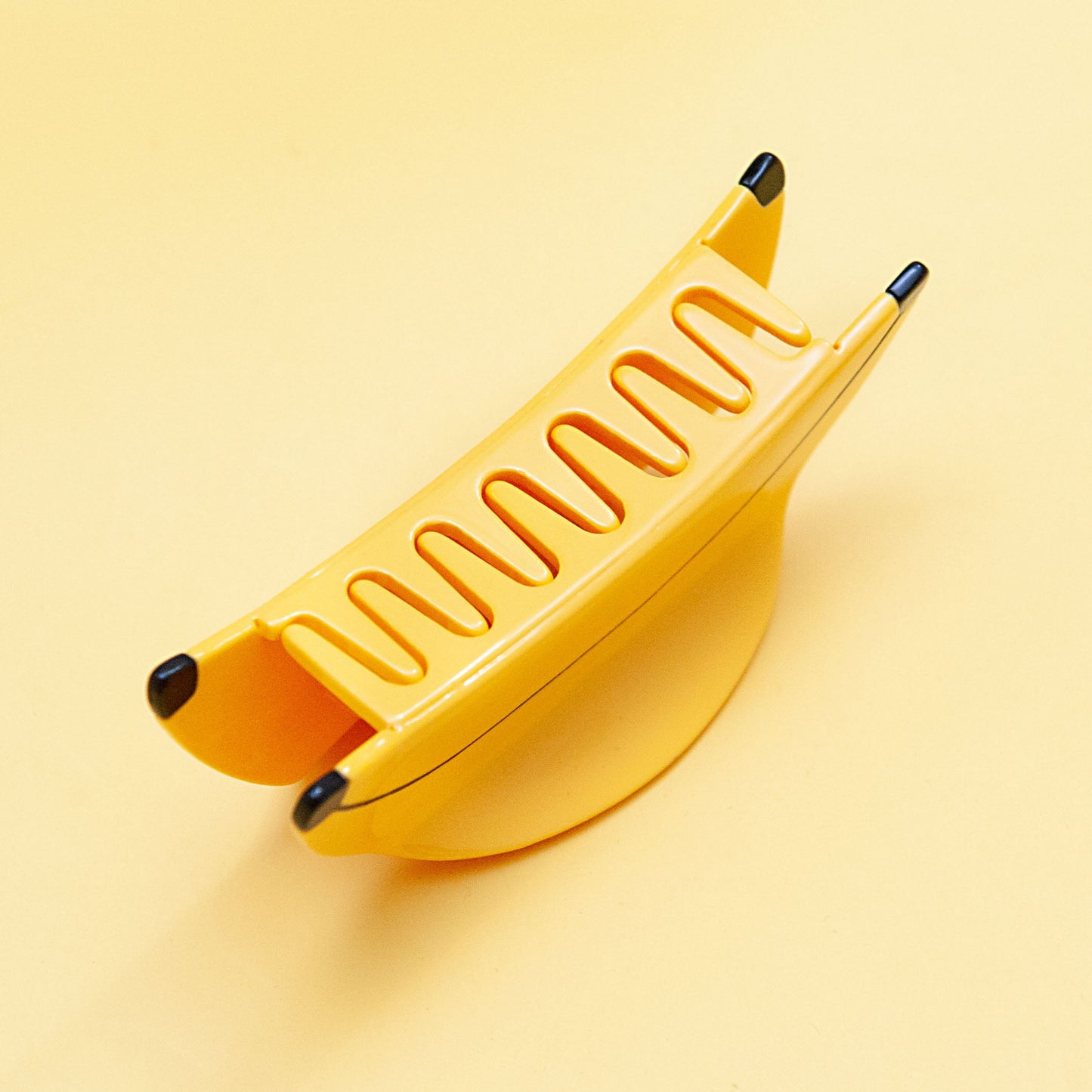 teeth detail of banana hair clip