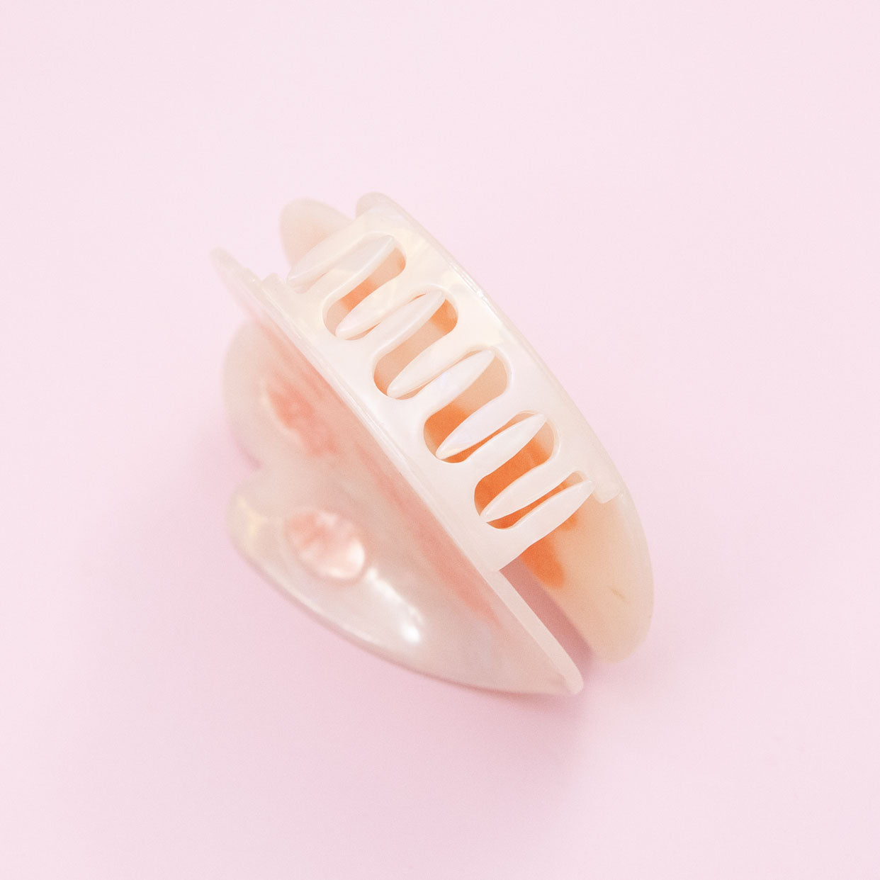 teeth detail of cat paw hair clip